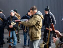 Foto: Warga Ukraina Mulai Angkat Senjata