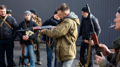 Foto: Warga Ukraina Mulai Angkat Senjata