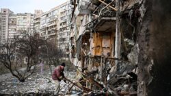 rumah-dan-apartemen-di-ukraina-hancur-dihantam-rudal-rusia-4_169