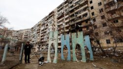 rumah-dan-apartemen-di-ukraina-hancur-dihantam-rudal-rusia-5_169