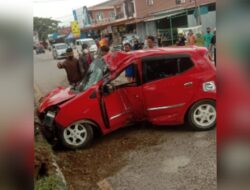 Diduga Hilang Kendali, Mobil Hantam Tiang Lampu Jalan 