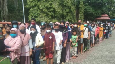Warga Kendari Rela Berdesakan Demi Minyak Goreng di Pasar Murah Bulog Sultra