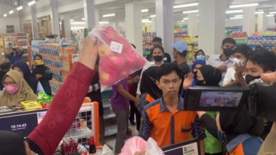 Jual Minyak Goreng Dengan Syarat Beli Buah Apel, Minimarket di Kendari Disidak