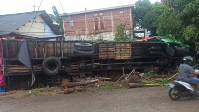 Rem Blong, Truk Bermuatan Rumput Laut Terguling Hantam Rumah Warga di Baubau