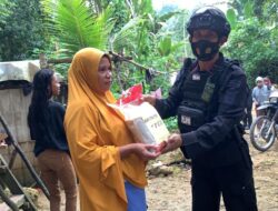 Jelang Lebaran, Brimob Polda Sultra Bagikan Sembako ke Warga Kurang Mampu