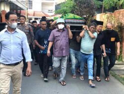 Tangis Haru Iringi Prosesi Pemakaman Menantu Bupati Konawe