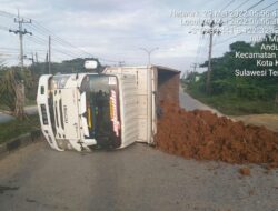 Truk Bermuatan Ore Nikel Terguling di Jalan Madusila Kendari Akibat Pecah Ban