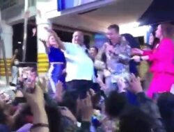 Gubernur dan Ketua DPRD Sultra Sawer Uang di Atas Panggung Gala Dinner HUT ke-15 Butur