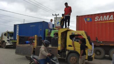 Akibat Solar Langka, Sopir Truk di Kendari Serbu SPBU