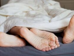 Pamit Beli Pulsa, Gadis di Kendari Asyik Berduaan Sama Pacar di Kamar Hotel