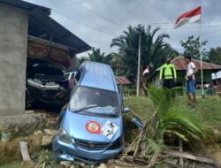 Hilang Kendali di Tikungan, Pengemudi di Kendari Seruduk Mobil Avanza yang Terparkir