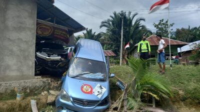 Hilang Kendali di Tikungan, Pengemudi di Kendari Seruduk Mobil Avanza yang Terparkir