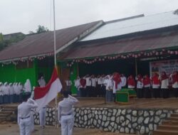 Cuaca Mendung, Ponpes Darul Mukhlisin Antusias Laksanakan Upacara HUT RI 