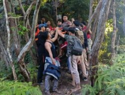 Sempat Dinyatakan Hilang, Pendaki di Puncak Popalia Konsel Dievakuasi Pakai Tandu