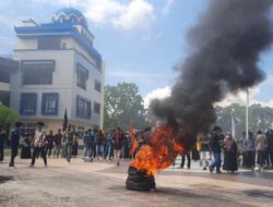 Aksi Bakar Ban, Ormawa Tolak Intervensi Birokrasi IAIN Kendari
