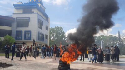 Aksi Bakar Ban, Ormawa Tolak Intervensi Birokrasi IAIN Kendari