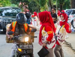 Sambut HUT ke-14, PD PIRA Sultra Turun ke Jalan Bagikan Ratusan Nasi Kotak kepada Pengendara dan Pedagang