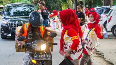 Sambut HUT ke-14, PD PIRA Sultra Turun ke Jalan Bagikan Ratusan Nasi Kotak kepada Pengendara dan Pedagang