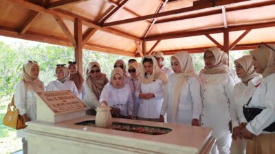 Peringati Hari Pahlawan, PD PIRA Sultra Ziarah ke Makam Mantan Ketua DPD Gerindra