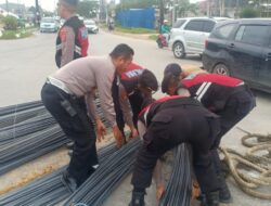 Kelebihan Muatan, Truk Terbalik di Ruas Jalan Perempatan Lampu Merah Mc Donald Kendari