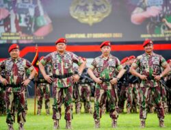 Disematkan Baret Merah Kopassus, Kapolri: Jangan Ragukan Sinergisitas TNI-Polri Jaga NKRI