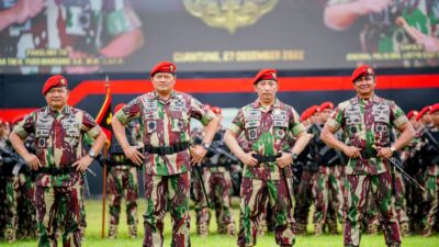 Disematkan Baret Merah Kopassus, Kapolri: Jangan Ragukan Sinergisitas TNI-Polri Jaga NKRI