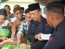 Jum’at Berkah, Sat Brimob Polda Sultra Berbagi Nasi Kotak Kepada Jamaah Masjid Nurul Falah