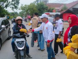 Tebar Berkah Ramadhan, DPC Gerindra Kendari Berbagi Ratusan Takjil ke Pengendara