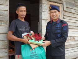Door To Door, Brimob Sultra Peduli Bagikan Paket Sembako ke Warga Kurang Mampu