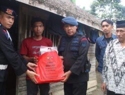 Jumat Berkah, Brimob Polda Sultra Bagikan Paket Sembako ke Warga Kurang Mampu