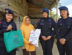 Door To Door, Brimob Sultra Peduli Bagikan Paket Sembako ke Warga Baruga