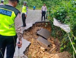 Jalan Provinsi Penghubung Kabupaten Longsor Akibat Diguyur Hujan, Polres Konsel Imbau Pengendara untuk Berhati-hati