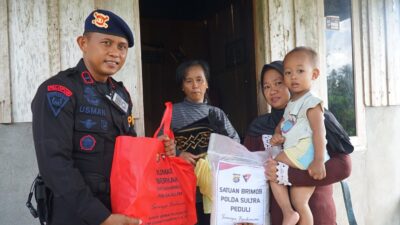 Wujud Kepedulian, Brimob Polda Sultra Kembali Salurkan Paket Sembako ke Warga Ranomeeto