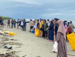 Aksi Bersihkan Pantai Tombawatu, WDC Sultra Sebut Ajang Bangkitkan Kesadaran Kolektif Tangani Sampah