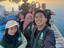 Mahasiswa KKN Amkop Nikmati Senja di Pantai Barru