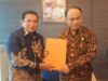 Kadis Kominfo Konawe Serahkan Dokumen Daerah Blank Spot Kepada Menteri Kominfo RI