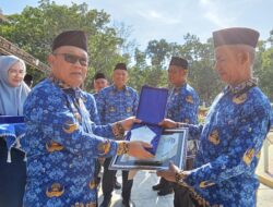 Peringati Hari Jadi KORPRI ke-52, Pj Bupati Konawe Beri Cenderamata untuk Pegawai Purnabakti