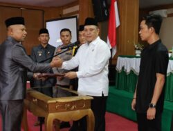 Disaksikan Ketua DPRD Konut, Ruksamin Tetapkan Perda Pajak dan Retribusi Daerah