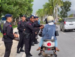 Jelang Buka Puasa, Personel Detasemen Gegana Polda Sultra Berbagi Takjil ke Pengendara yang Lewat