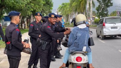 Jelang Buka Puasa, Personel Detasemen Gegana Polda Sultra Berbagi Takjil ke Pengendara yang Lewat