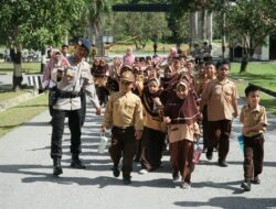 Kunjungan Anak SD Insan Mandiri Kendari, Brimob Sultra Kenalkan Tugas Pokok Korps Brimob Polri