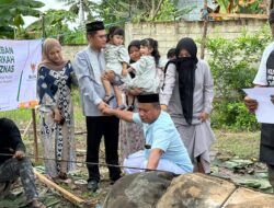 Bersama Istri Tercinta, FPK Berbagi Ribuan Paket Kurban di Konawe