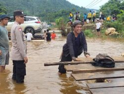 Bantu Masyarakat, Ketua Komisi I DPRD Konut Turun Langsung di Lokasi Banjir