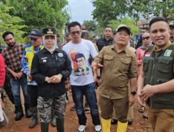 Responsif Banjir Susulan Dibeberapa Desa di Kecamatan Pondidaha, Pj Bupati Konawe Salurkan Bantuan