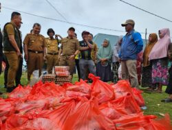 Kunker di Desa Muara Sampara, Pj Bupati Konawe Sumbang 1 Ekor Sapi Kurban