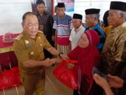 Cek Lokasi Abrasi di Muara Sampara, Pj Bupati Konawe Beri Bantuan Warga yang Terdampak