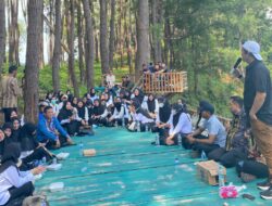Duduk Melantai, Bupati Koltim Makan Siang Bersama Peserta Orientasi PPPK 2024 di Sorombipi