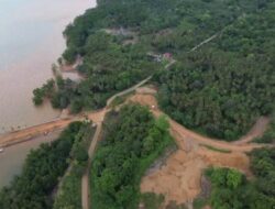 Diduga Akibat Aktivitas Pertambangan PT TBS, Kali dan Pesisir Pantai di Kabaena Selatan Berubah Warna