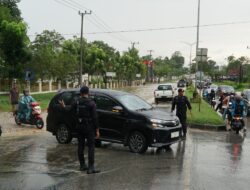 Aksi Sigap Personel Satbrimob Polda Sultra Amankan Lalu Lintas di Jalan Mayjen Katamso