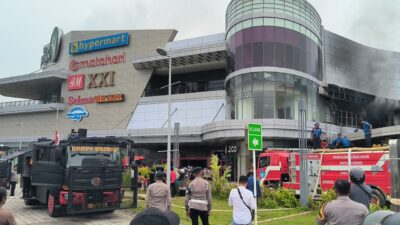 Dua Unit Armoured Water Cannon Brimob Sultra Dikerahkan Bantu Padamkan Api di The Park Kendari